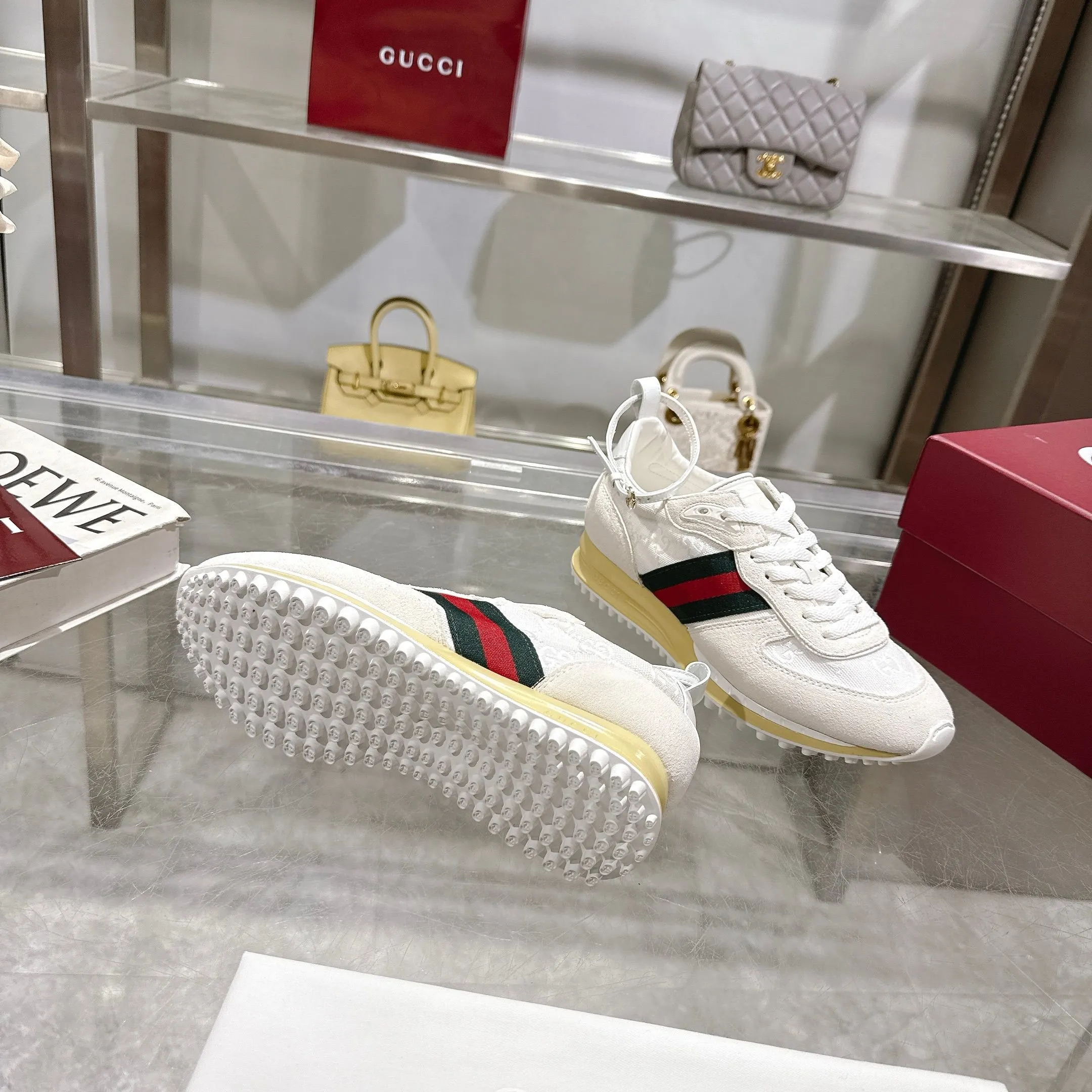 👟👟Ex-factory price 640👟👟 2025 dynamic item👍Light and flexible outsole has been specially treated🌹Permeated with a strong retro style💋Removable and adjustable ankle strap. 👌The tongue is decorated with a 3D Gucci logo created by high-frequency embossing technology❤The fabric lining is comfortable👏Breathable👏Ultra-light vacuum foam sole, very lightweight🍎Size 35-40, fully packaged